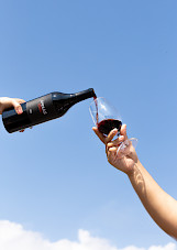 Weinglas gegen Himmel gehalten